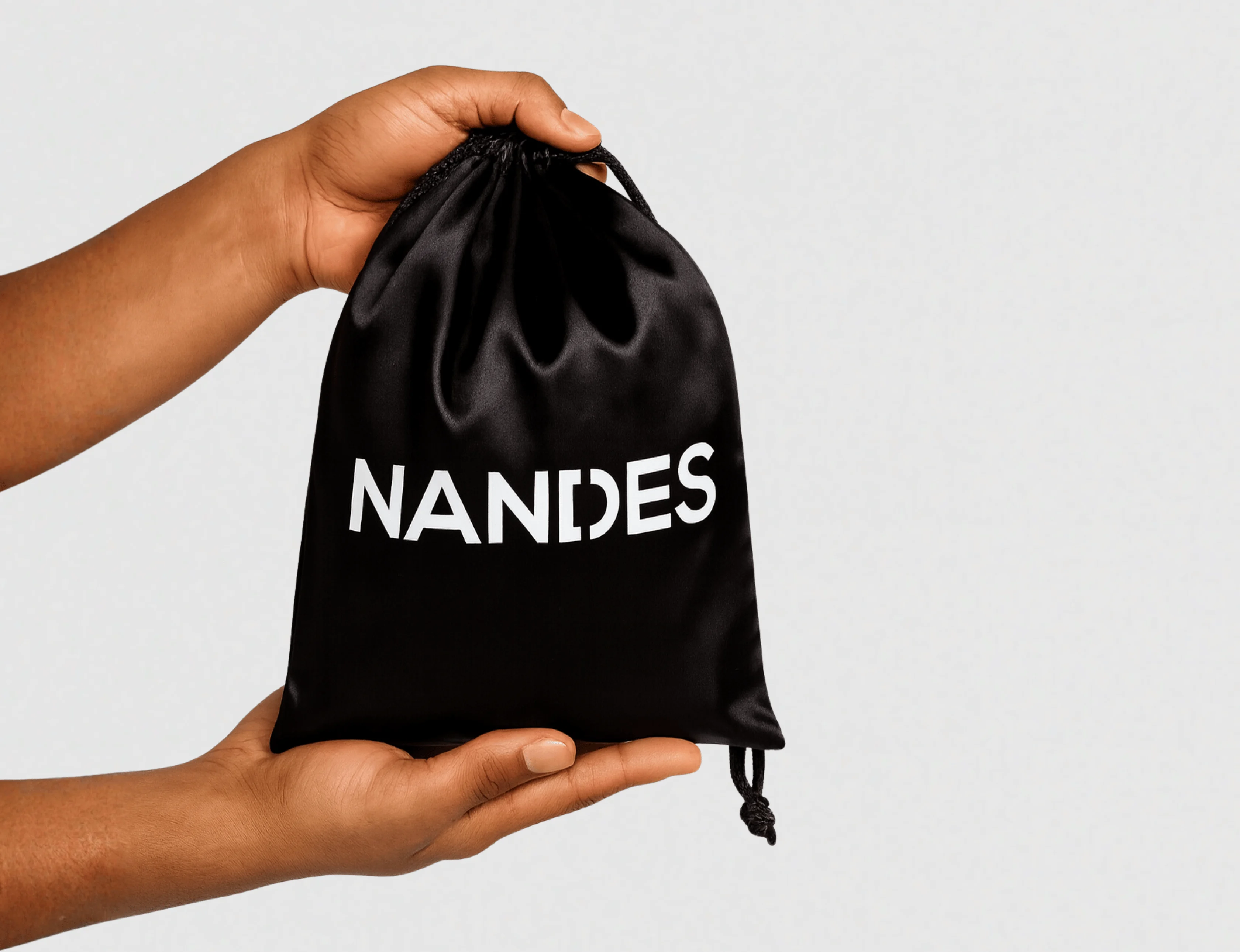 Saténový pouch Nandes zdarma ke každému nákupu dámského spodního prádla.